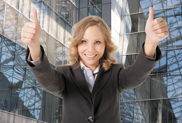 Zakelijke vrouw duimschroef opwaarts glimlachen — Stockfoto