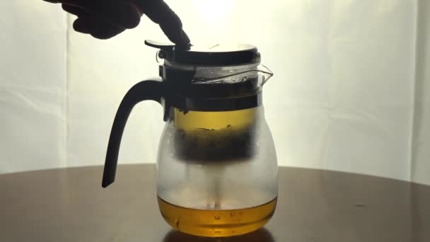 茶壺の上部から下部にかけて茶を注ぐ工程 — ストック動画
