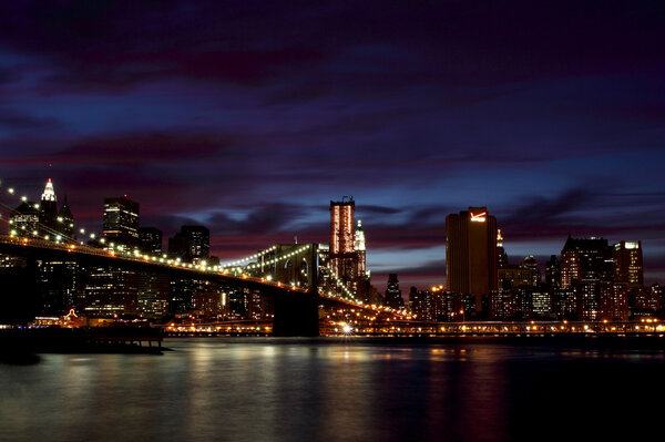 A picture of a new york bridge in the night
