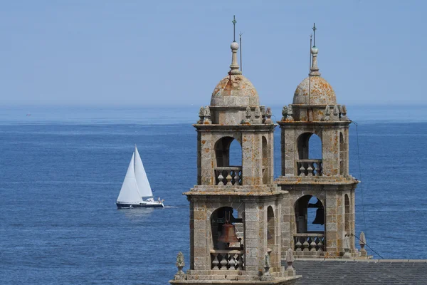Iglesia, barco y mar —  Fotos de Stock