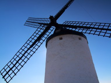 Foto de un viejo molino español en un día soleado