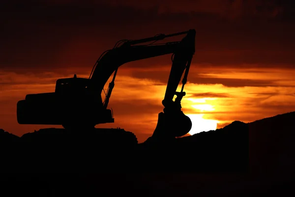 Quadro de um grande bulldozer em um pôr-do-sol — Fotografia de Stock