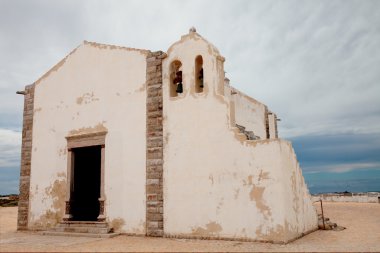 eski bir kilise yıkılmış fotoğrafı
