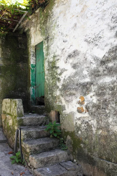 Imagen de una puerta vieja y escaleras viejas — Foto de Stock