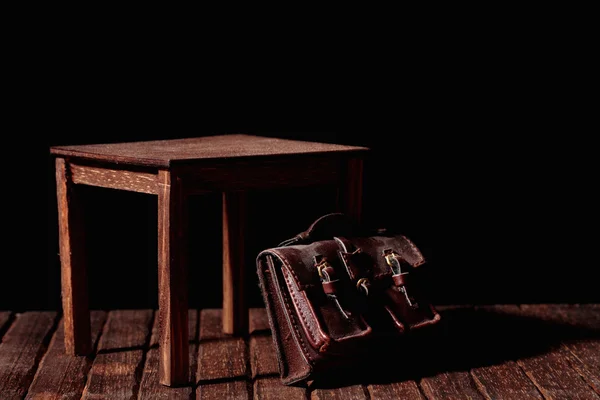 Стол и сумка — стоковое фото