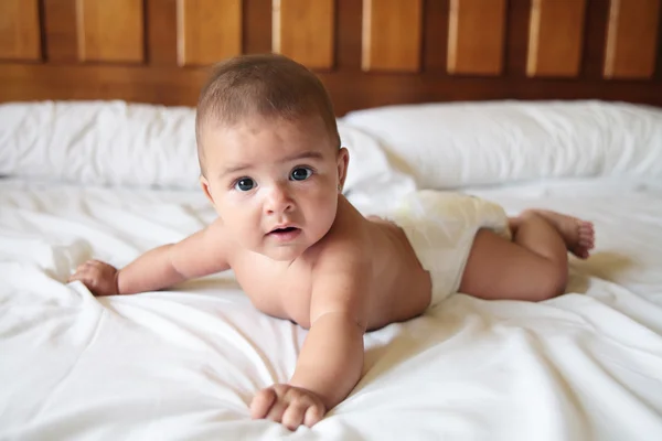 Baby på sängen — Stockfoto