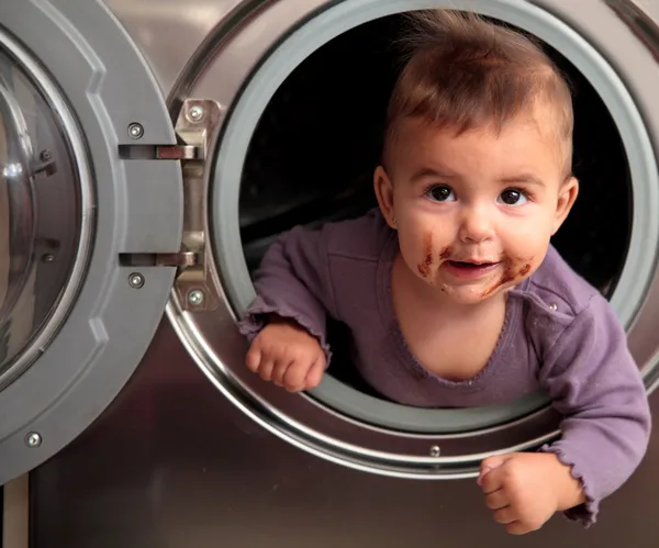 Vuile baby op een wasmachine — Stockfoto