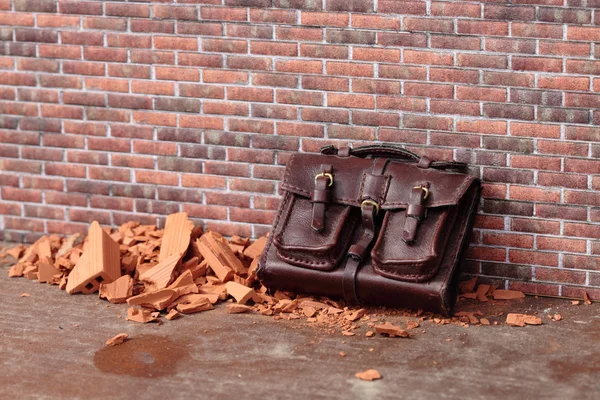 벽돌 벽에 버려진된 가방 — 스톡 사진