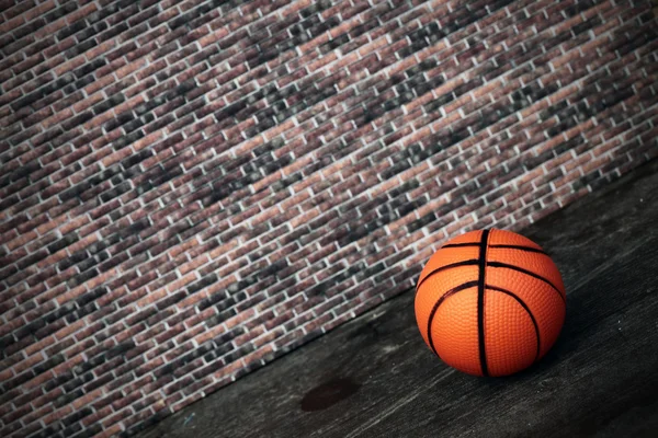 Μπάλα μπάσκετ εγκαταλελειμμένα — Φωτογραφία Αρχείου