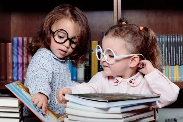 Girls in the library — Stock Photo, Image