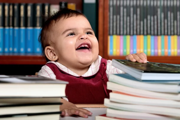 Baby in der Bibliothek — Stockfoto