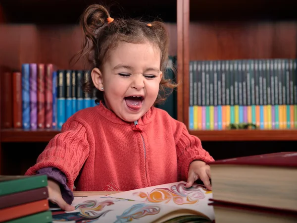 Menina na biblioteca — Fotografia de Stock