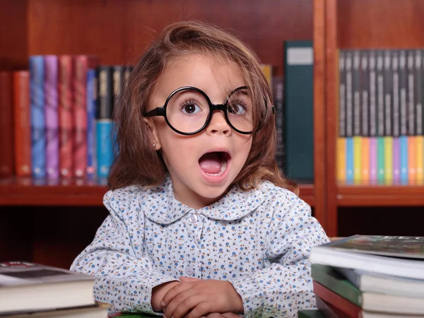 Mädchen in der Bibliothek — Stockfoto