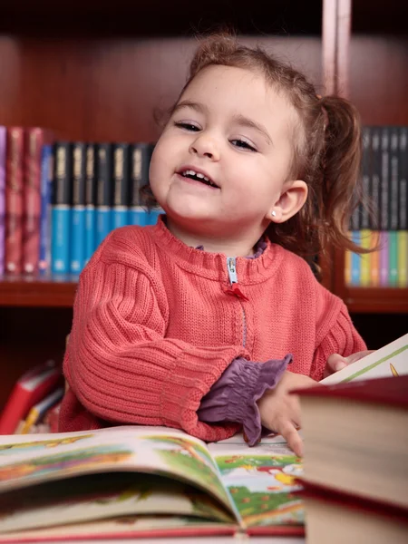 Girl in library — Stock Photo, Image