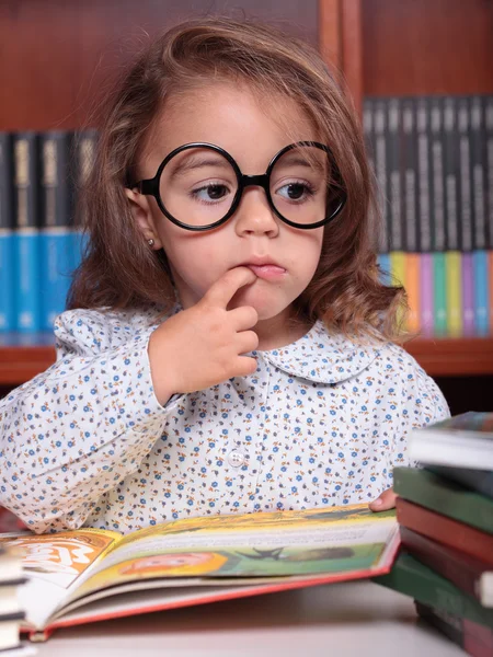 Girl in library — Stock Photo, Image