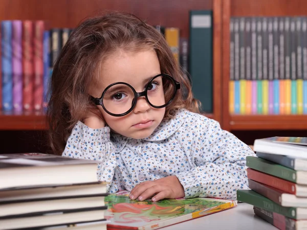 Mädchen in der Bibliothek — Stockfoto