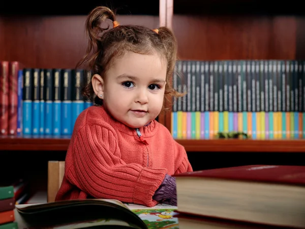 Mädchen in der Bibliothek — Stockfoto