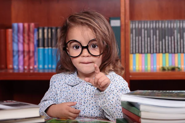 Jente i biblioteket – stockfoto