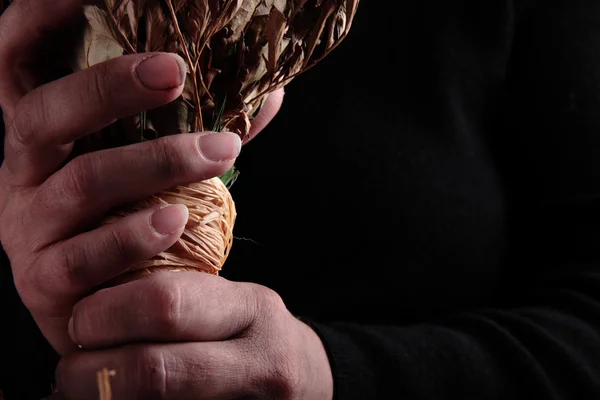 Hands dirty and dried roses — Stock Photo, Image