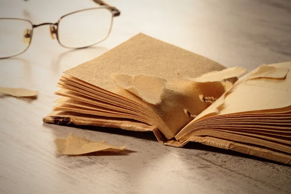 Notepad vechi și ochelari — Fotografie, imagine de stoc