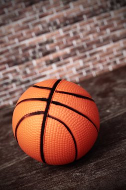 terk edilmiş bir basketbol topu