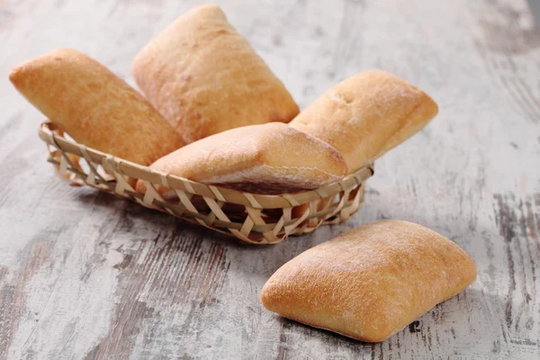 Brot im Korb — Stockfoto