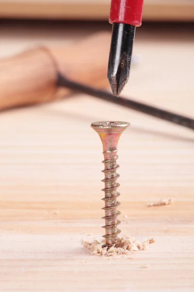 Tornillo y madera — Foto de Stock