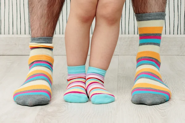 Vader en zoon in sokken — Stockfoto