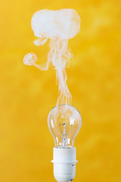 Glühbirne und Feuer — Stockfoto