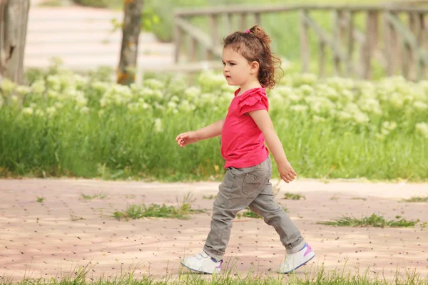 Niño en el parque —  Fotos de Stock