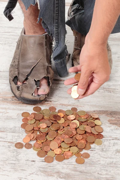 Бедные и монеты — стоковое фото