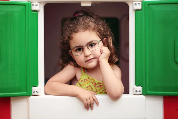 Маленька дівчинка і окуляри — стокове фото