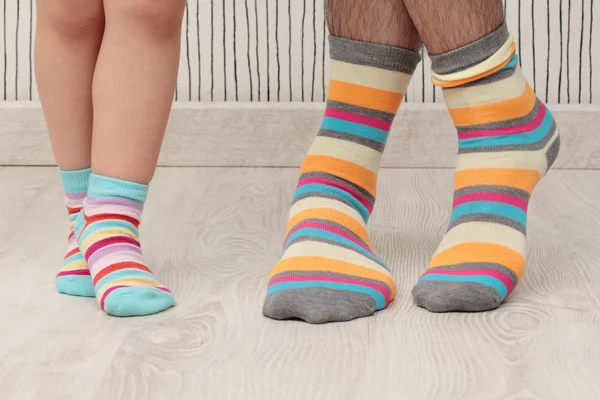 Otec a syn v ponožkách — Stock fotografie