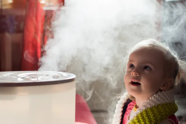 Bebé y humidificador — Foto de Stock