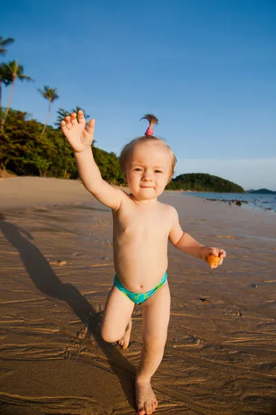 Baby geht am Strand spazieren — Stockfoto