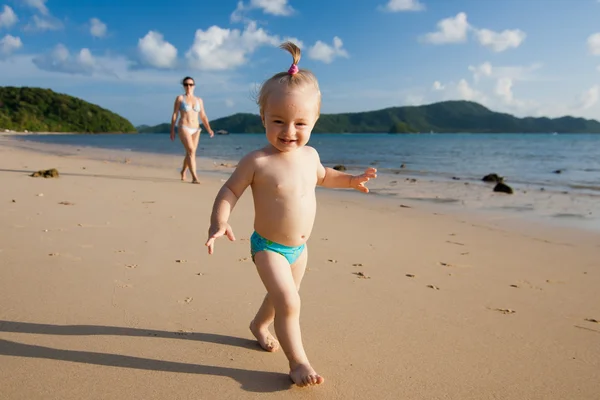 Baby med sin mor på en strand — Stockfoto