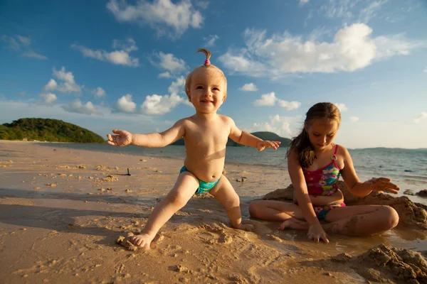 Zwei Schwestern an einem Strand — Stockfoto