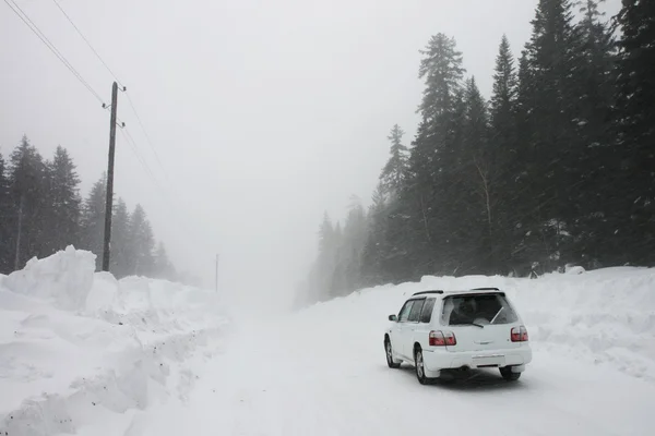 Car on a winter road — Stock Photo, Image