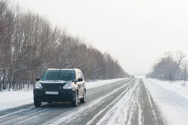 Carro em uma estrada de inverno — Fotografia de Stock