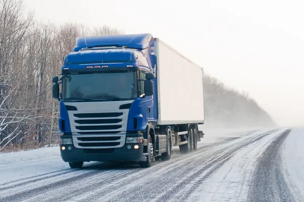 Vrachtwagen op een winter weg — Stockfoto