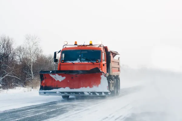 Schneepflug im Winterschneesturm — Stockfoto