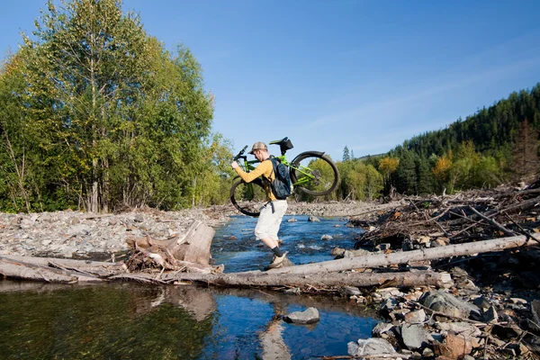 Traverser la rivière — Photo