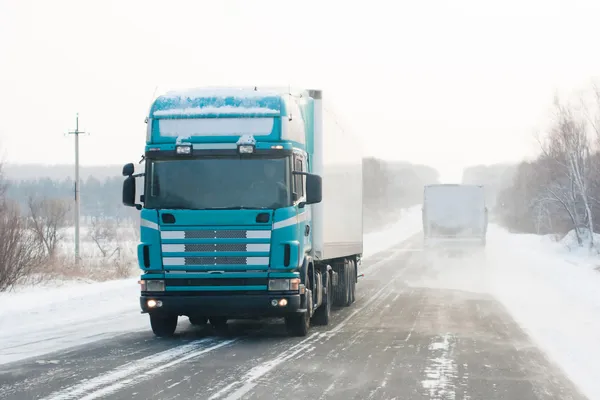 LKW auf winterlicher Straße — Stockfoto