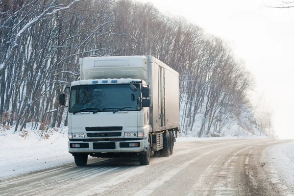 LKW auf winterlicher Straße — Stockfoto