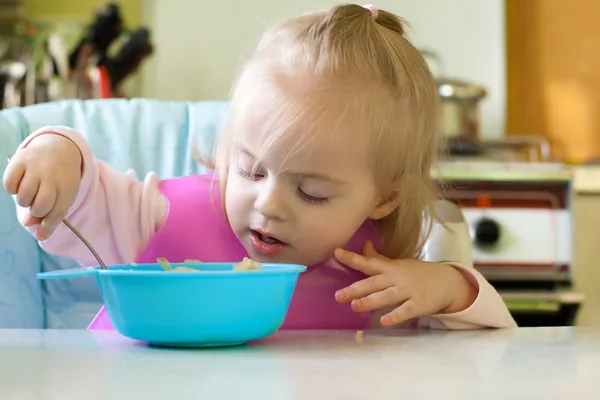 Menina comendo — Fotografia de Stock