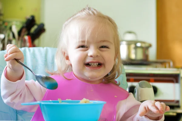 女の子を食べる — ストック写真