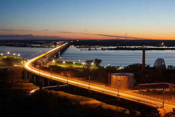 Ponte sul fiume — Foto Stock