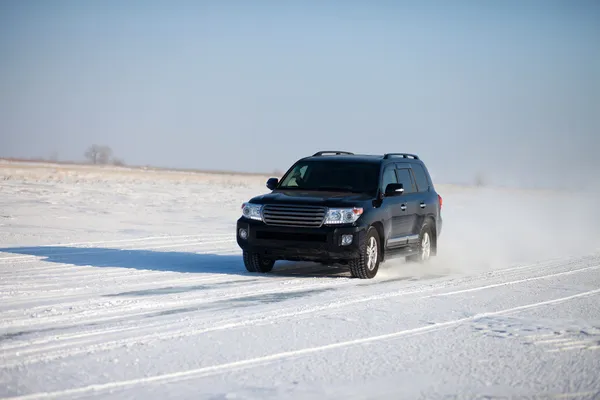 Voiture noire voyageant dans la neige — Photo