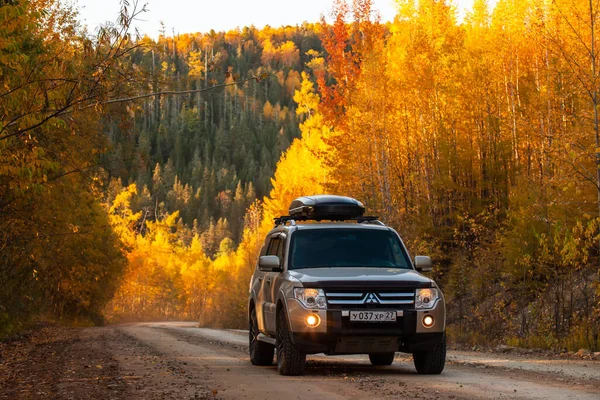 Khabarovsk Rusland September 2021 Mitsubishi Pajero Schilderachtige Herfstweg Het Bos — Stockfoto