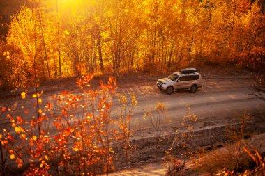 Khabarovsk, Rusya - 26 Eylül 2021: Mitsubishi Pajero dağlardaki manzaralı sonbahar yolu